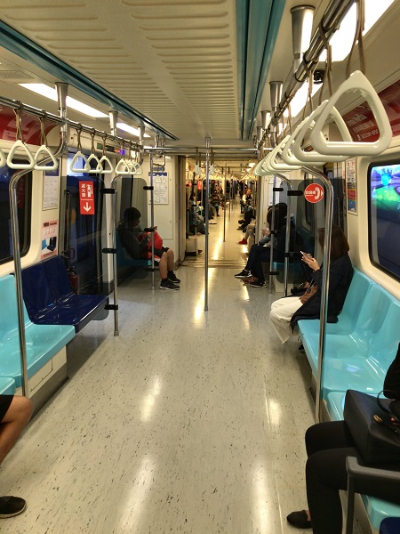MRT南板線の車内 MRT南板線の車内