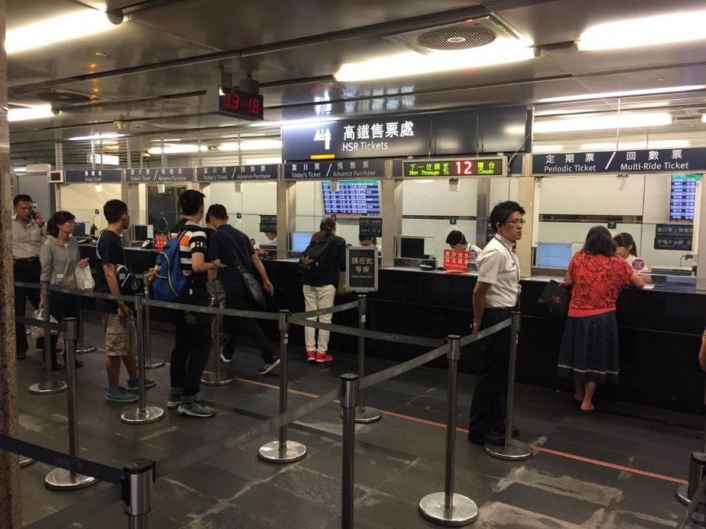 窓口で電子バウチャーと乗車券を引き換え 窓口で電子バウチャーと乗車券を引き換え