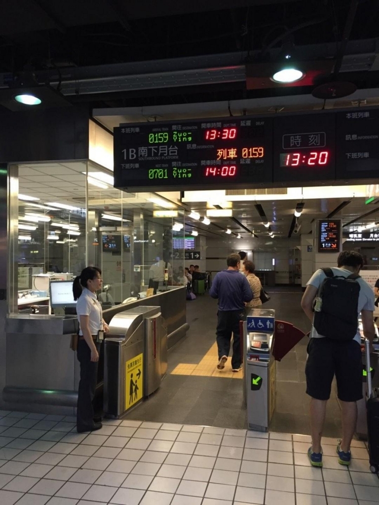 係員に乗車券とパスポートを提示する 係員に乗車券とパスポートを提示する