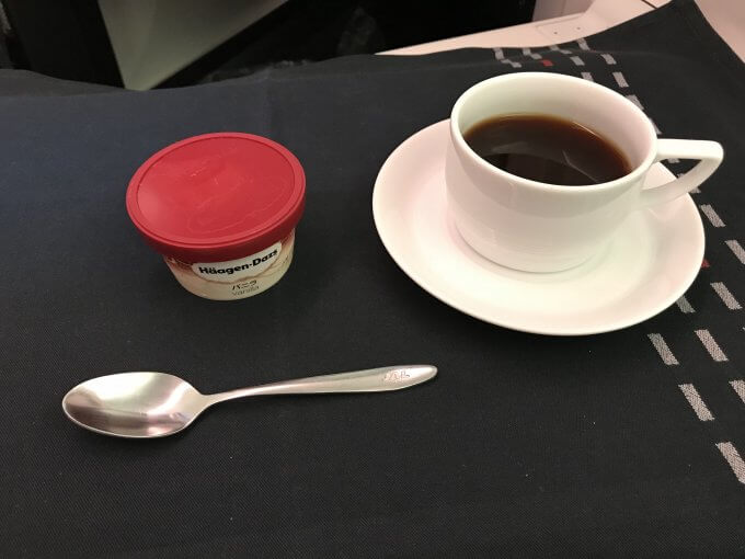 JL827機内食アイスとコーヒー