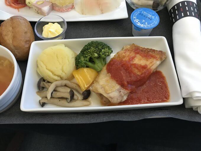 JL828機内食洋食メイン