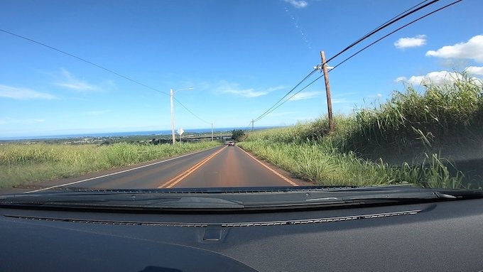 ハレイワに向かう車窓からノースショアを望む