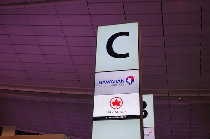 羽田空港のハワイアン航空のチェックインカウンター