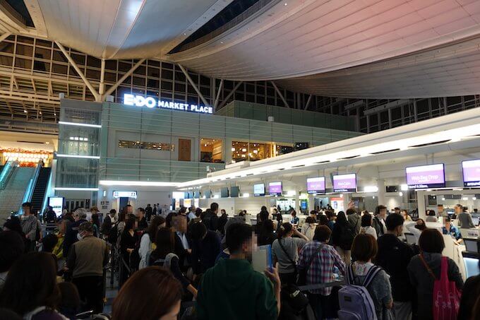 羽田空港のハワイアン航空チェックインカウンターにできた行列