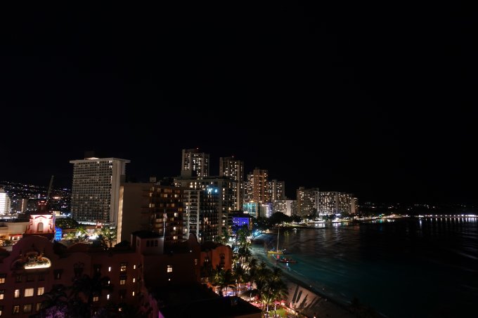 シェラトン・ワイキキのマリア・オーシャンフロント・スイートのラナイから見たワイキキの夜景