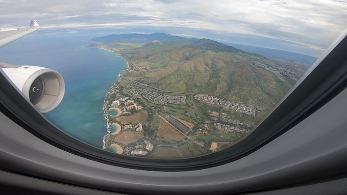 飛行機の窓から見えるオアフ島